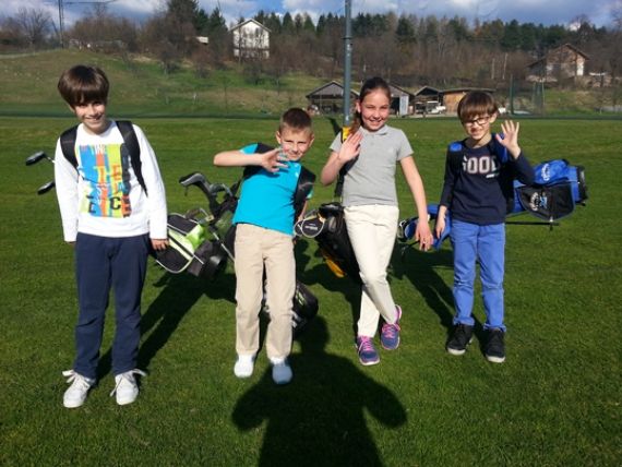 Mališani na golf terenu u Sarajevu